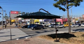 한국산업은행 충주지점, 횡단보도 그늘막 기탁