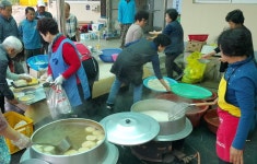 영동양산면주민자치위, 경로당 무료급식 봉사