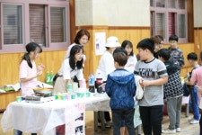 청주 내덕초 위안부 할머니 돕기 바자회 화제