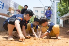 연남초,황토 품은 오감만족 맨발 놀이터 개장