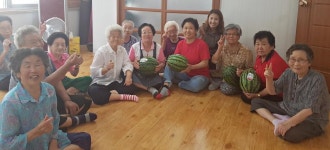 충주모닝마트, 용산·호암직동경로당 26곳에 수박 전달