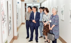 사군자의 기품에 안긴 공주시의회