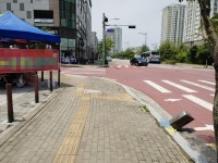 도로 위 노점상 잇단 단속에도 성업…위생상태 엉망