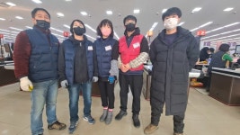 클릭이사람/ 쓰러진 노인 구한 천안 원마트 직원들…TV에서 봤던 장면 따라 심폐소생술 했다