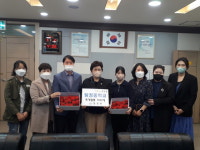 아산 탕정중 탕정면사무소에 어버이날 맞이 뜨개질 카네이션 전달
