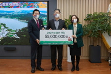 코닝정밀소재(주), 아산시에 해맑은 산타 5500만원 후원