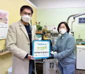 충북남부아동보호전문기관, 옥천 예인의원에 아동학대파수꾼 10호점 현판 전달