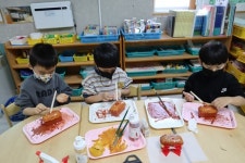 괴산성신유치원 한푼 두푼 모은 70만원…괴산군민장학회에 기탁