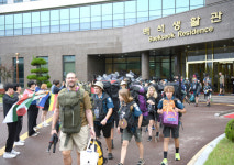 백석대, 각국 국기 들고 천안 떠나는 잼버리 대원 환송