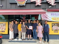 용산면 지역사회보장협의체, 고향숯불갈비착한가게 현판 전달