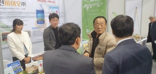 관람객들, 제품에 관심
