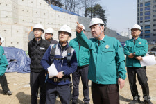 이범석 청주시장, 건설현장 찾아 해빙기 안전점검