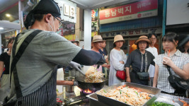 꿀잼의 밤... 청주육거리시장 하얗게 불태웠다