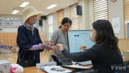 민생 회복 소비쿠폰 신청 첫날 시민 발길 이어져