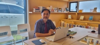 클릭이사람/ 이강산 다큐 사진작가·시인