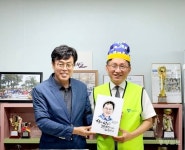 최충진 청주YMCA 이사장, 희망얼굴연구소로부터 캐리커쳐 수여