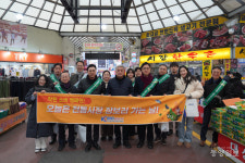 KBIOHealth, 연말 맞아 사창시장 전통시장 장보기 행사