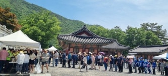 부처님 오신 날인가, 인내의 줄인가…부여군 외산면 무량사 공양 현장 아수라장