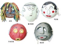 물감으로 눈 코 입 쓱삭쓱삭 …탈 모습이 꼭 나를 닮은 것 같아요