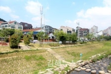 율하천변 따라 여유와 낭만
