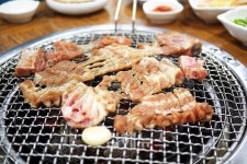 숯불 향 가득한 돼지갈비 냄새에 발길마저 저절로