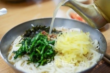 진한 멸치 육수와 쫄깃한 면발…국수는 마시는 것