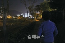 깜깜한 율하천 산책로 밤길 두려워