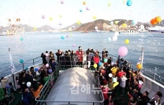 사랑의 유람선 위로 날아오른 희망의 풍선