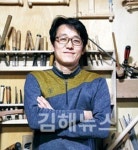 나무에 새 생명력을 불어넣는 소목장 노예처럼 작업하고 신처럼 창조하라