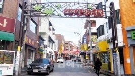 골목마다 지칠 줄 모르는 젊음의 열기