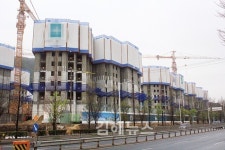 학교는 안 짓고 아파트만 허가 과밀학급·원거리 통학 부추겨