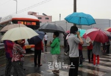 동아그린아파트 주민들, 임시차고지 입구 막아 버스 운행 저지