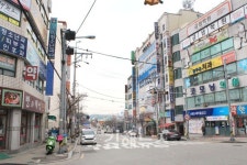 학원·식당·마트 밀집 사람들 북적