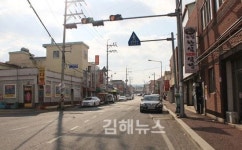 주민센터 주변으로 생활형 상가들 밀집