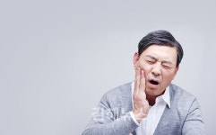 하품할 때도 딱 씹을 때도 딱 으~ 턱관절 때문에 입을 벌릴 수가 없네!
