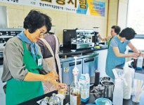 어르신이 만든 커피 맛 보세요