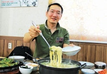 싱싱한 바지락과 탱탱한 칼국수 호로록 삼키면 입 안 가득 바다내음