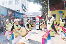 종로길에 날아오른 일곱색 무지개