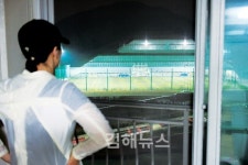 늦은 밤 야간조명에 소음까지 8시까지만 공 차면 안되나요?