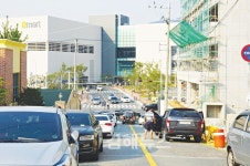 불법 주·정차, 못 살겠네 정말 신세계·이마트 인근 주민 몸살