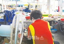 손님들은 시원한 대형마트로… 상인들은 힘든 여름나기에 한숨만