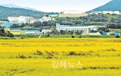 무허가 공장에 둘러싸인 용덕천… 인기척 없는 마을엔 기계 소리만