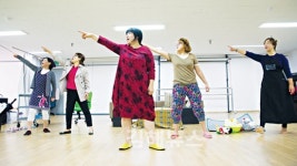 동네 미용실의 작은 사랑방… 평범한 주부에 희망 주는 무대