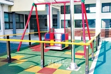 철거됐던 휠체어 그네, 각 학교 재설치