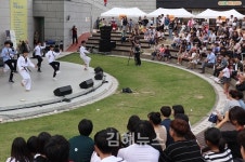 애두름마당에 울려퍼진 청소년들의 당당한 목소리