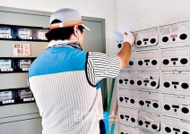 백화점 문 연 뒤 집배원 우편 업무만 늘고 수입 제자리걸음