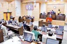 시 시민들이 김해신공항 건설 반대하면 뜻 함께하는 게 당연한 행정