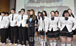 성악가 조수미, 김해은혜학교에 휠체어그네 기증