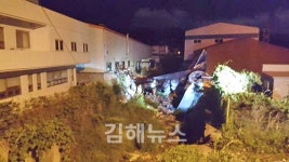 김해 주촌면 25t 화물차 급커브 길에서 추락… 운전자 사망