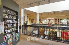 도시 살리려 헌 책 마을 콘텐츠 도입… 국내외 관광객 몰려